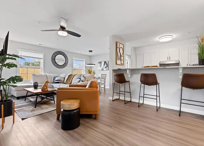 New Luxe Apt 3Br Downtown Fay Unit B